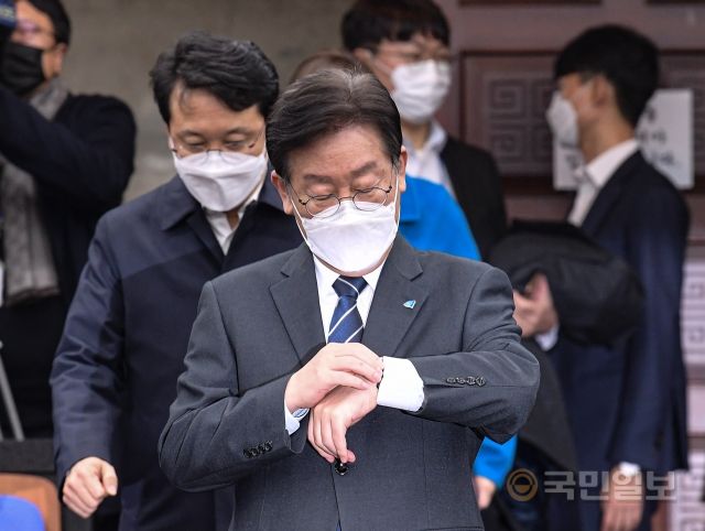 이재명 더불어민주당 대표가 29일 서울 여의도 국회에서 열린 의원총회에 들어서며 시계를 보고 있다.