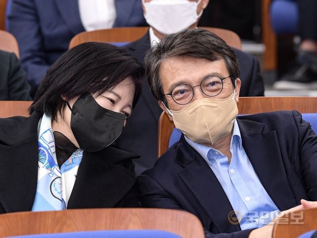 김의겸 더불어민주당 대변인(오른쪽)이 29일 서울 여의도 국회에서 열린 의원총회에서 이수진 의원과 대화하고 있다.