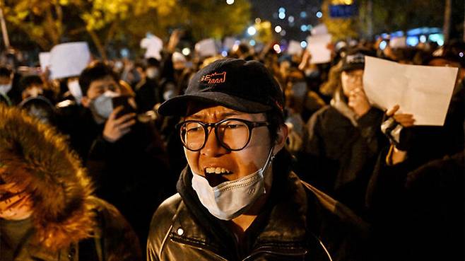 27일 밤 베이징의 중심가인 량마허 일대에서 시위를 벌이고 있는 베이징 시민들