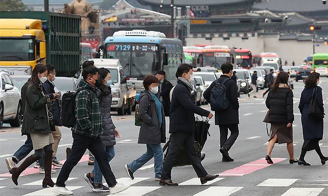 낮 기온이 전날보다 5도가량 낮아질 것으로 예보된 29일 광화문네거리에서 시민들이 횡단보도를 건너고 있다. 연합뉴스