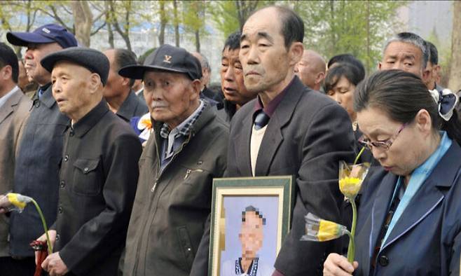 지난 2014년 4월2일 허베이성 스자좡시 법원 앞에서 강제노동 피해자 및 후손들이 추모 의식을 갖고 있는 모습. AP뉴시스