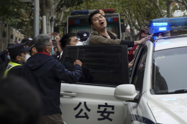 중국 공안이 27일 상하이시에서 코로나19 정책에 관한 시위를 벌이는 시민을 구금하고 있다. AP연합뉴스