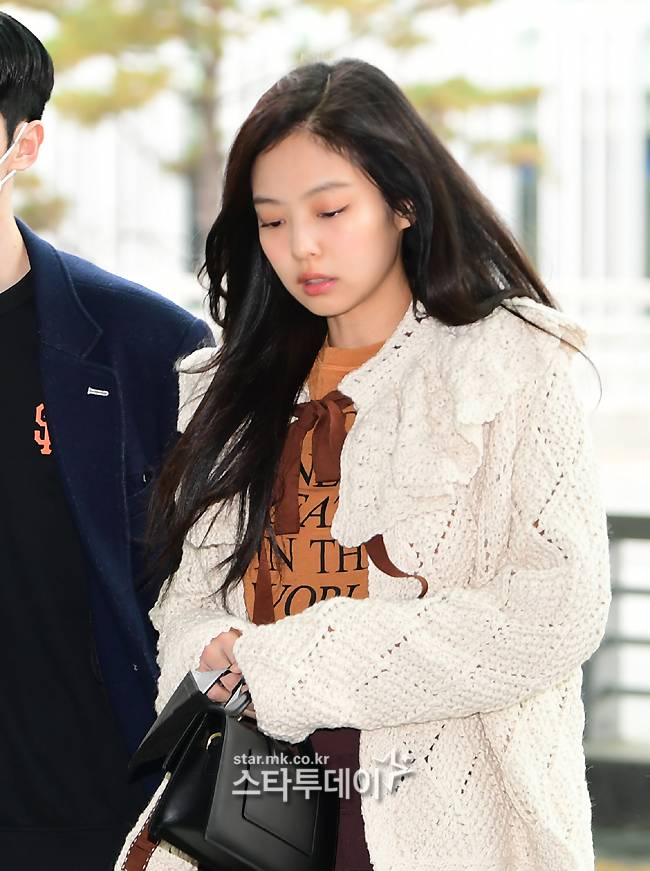 그룹 블랙핑크의 제니가 출국장을 향하고 있다.