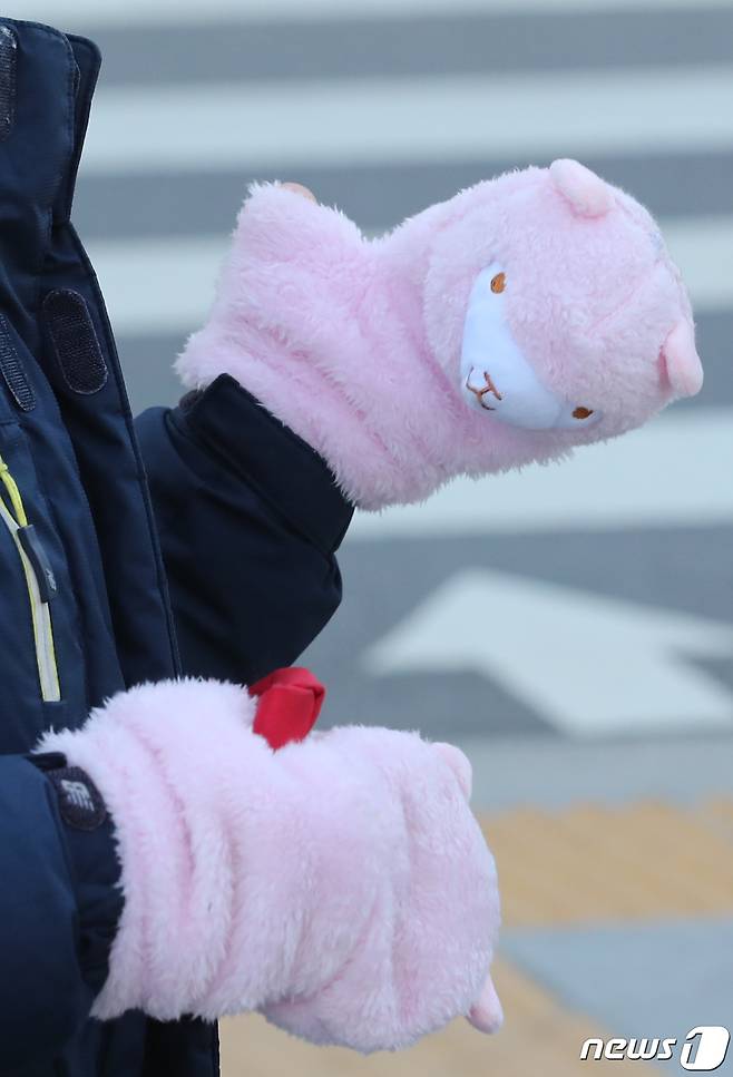 전국 대부분 지역의 아침기온이 영화권으로 접어들며 본격적인 '겨울 한파'가 시작된 30일 서울 종로구 광화문일대에서 한 어린이가 양 모양의 장갑을 끼고 있다. 2022.11.30/뉴스1 ⓒ News1 송원영 기자
