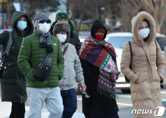 전국 대부분 지역의 아침기온이 영화권으로 접어들며 본격적인 '겨울 한파'가 시작된 30일 서울 종로구 광화문일대에서 관광객들이 두꺼운 옷을 입고 걸음을 재촉하고 있다. 2022.11.30/뉴스1 ⓒ News1 송원영 기자