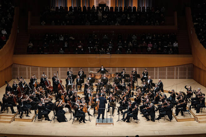 지휘자 크리스티안 틸레만과 독일 오케스트라 베를린 슈타츠카펠레의 연주 모습. (마스트미디어 제공)