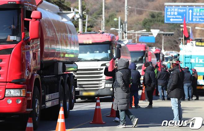 민주노총 공공운수노조 화물연대본부의 집단운송거부(총파업) 행동이 일주일째 이어진 30일 오후 경기 성남시 분당구 대한송유관공사 서울지사 앞 도로에 탱크로리(유조차)들이 줄지어 운행하고 있다. 이번 화물연대 집단 운송거부에는 4대 정유사(SK·GS·S-OIL·현대오일뱅크) 탱크로리(유조차) 기사들이 대거 동참해 주유소의 휘발유·경유 공급에 차질을 빚고 있다. 2022.11.30/뉴스1 ⓒ News1 김영운 기자
