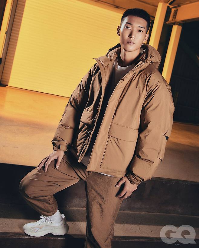 사진 : 푸마 윈터 컬렉션 신제품 '유니 유틸리티 다운 재킷'을 입은 우상혁 선수