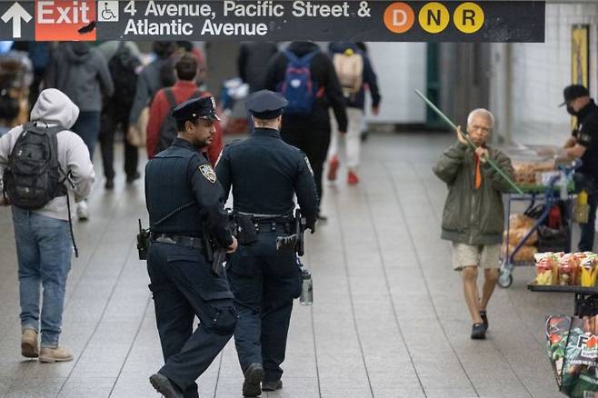 뉴욕경찰(NYPD) 경찰관들이 뉴욕시 브루클린의 지하철역 안을 순찰하고 있다. 사진=로이터·연합뉴스