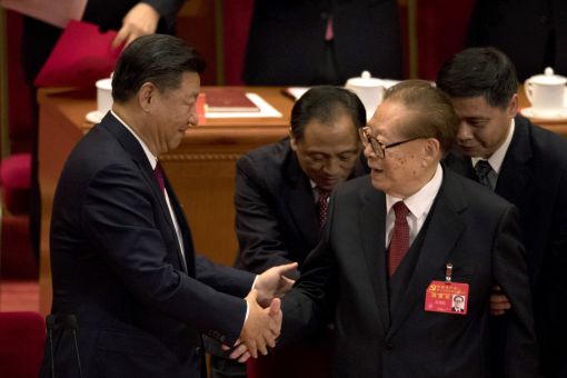 시진핑 중국 국가주석과 장쩌민 전 주석이 24일(현지시간) 제19차 당대회 폐막식에서 악수하고 있다. [사진=AP연합]