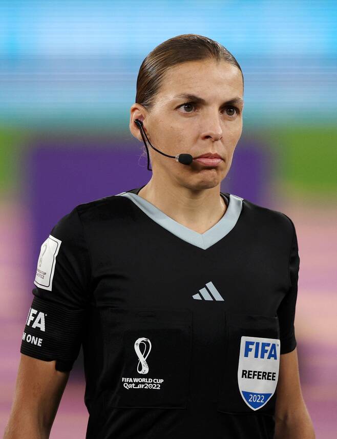 월드컵 경기 무대를 밟은 최초의 여성 심판 스테파니 프라파르. 2일 열리는 독일-코스타리카 경기에서 주심을 맡는다./FIFA 트위터