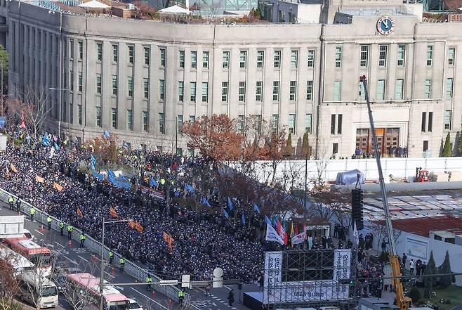 서울교통공사 노동조합 조합원들이 30일 오전 서울시청 인근에서 총파업 출정식을 열고 있다. /연합뉴스