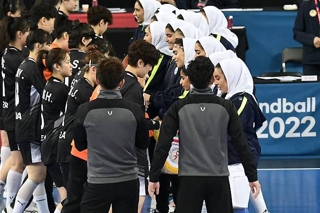 한국과 이란 선수들이 30일 아시아 여자핸드볼 선수권대회 4차전을 마친 뒤 인사를 나누고 있다. /대한핸드볼협회