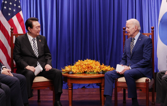 윤석열 대통령이 캄보디아 프놈펜 한 호텔에서 조 바이든 미국 대통령과 정상회담을 하고 있다. (사진=연합뉴스)
