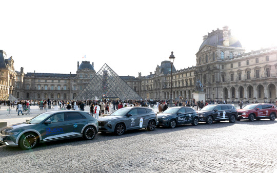 28~29일(현지시간) 프랑스 파리에서 개최된 제171차 국제박람회기구 총회 기간에 '2030 부산세계박람회' 로고를 랩핑한 전용 전기차 아이오닉 5, 코나 EV 등 친환경 차량이 파리 주요 지역을 순회하고 있다. 현대자동차그룹 제공