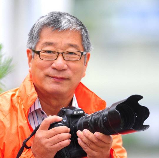 '제7회 대한민국 농촌재능나눔 대상' 시상식에서 대통령 표창을 받는 고명진 영월미디어기자박물관장. <사진=농림축산식품부>