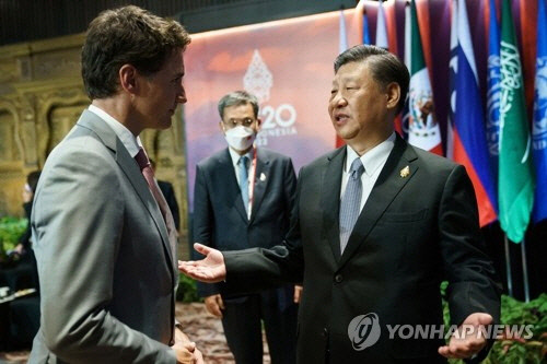 시진핑 중국 국가주석(오른쪽)과 쥐스탱 트뤼도 캐나다 총리가 16일(현지시간) 인도네시아 발리에서 열린 주요 20개국(G20) 정상회의에서 대화하고 있다. 발리 로이터=연합뉴스
