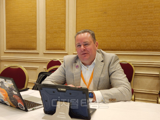 저스틴 호나만 AWS 리테일·소비재 총괄이 29일(현지시간) 미국 네바다주 라스베이거스에서 열린 연례 최대 콘퍼런스 'AWS 리인벤트 2022'에서 인터뷰를 진행하고 있다.
