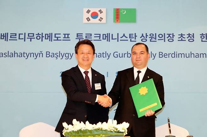 11월 29일 서울 중구 소공동 롯데호텔에서 진행된 비료공장사업 업무협약식에서 대우건설 백정완 사장(왼쪽)과 투르크멘히미야 니야즐리니야즐리예프 투르크멘화학공사 회장이 기념촬영을 하고 있다. 대우건설 제공