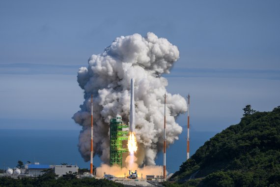 순수 국내 기술로 제작된 한국형 최초 우주발사체 '누리호(KSLV-Ⅱ)'가 21일 전남 고흥 나로우주센터에서 발사되고 있다. 사진공동취재단