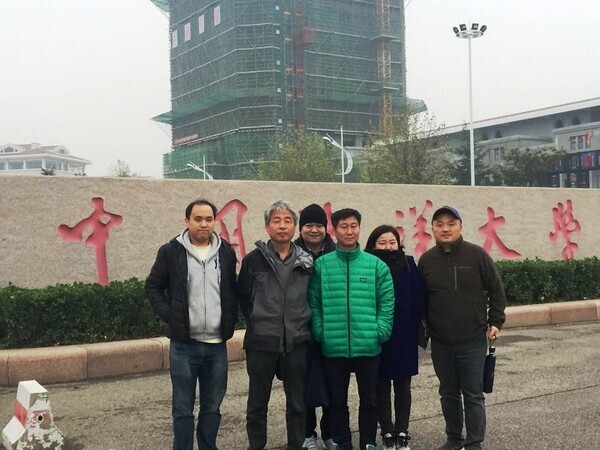 고 류석진(왼쪽 둘째) 교수와 필자(왼쪽 셋째)를 비롯한 제자들이 2015년 중국 칭타오 중국해양대학을 견학했을 때 모습이다. 조희정 연구원 제공