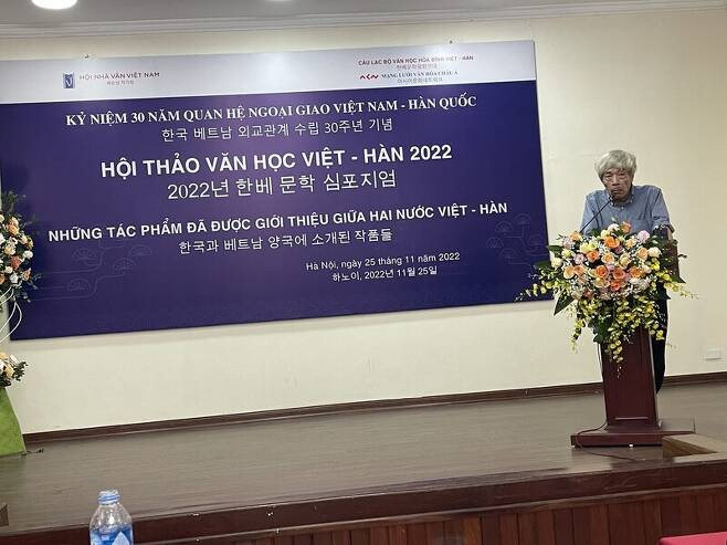 <전쟁의 슬픔>의 베트남 소설가 바오닌이 지난 25일 오후 베트남 하노이 시내에 있는 베트남작가회 회의실에서 열린 ‘한-베 문학 심포지엄’에서 발표를 하고 있다. 최재봉 기자