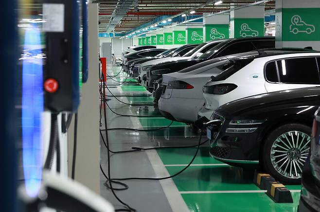 10월31일 서울 강남구에 있는 한 전기차 주차장에서 차량들이 충전을 하고 있다. 연합뉴스