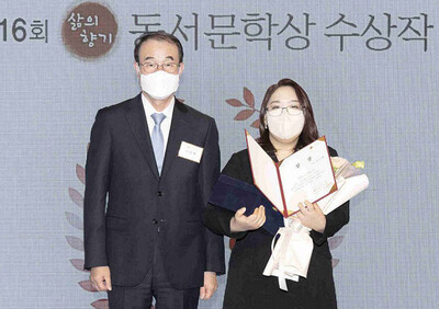 왼쪽부터 이광복 대표이사와 김은혜 대상 수상자. 동서식품 제공