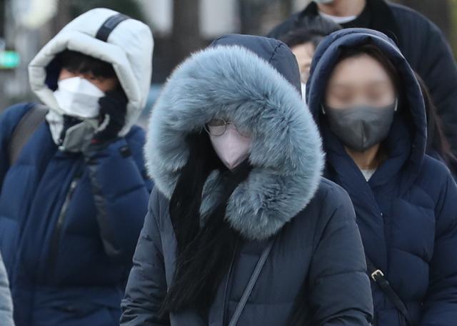 전국 대부분 지역의 아침기온이 영하권으로 떨어지며 본격적인 한파가 시작된 30일 서울 종로구 광화문일대에서 두꺼운 옷을 입은 시민들이 출근길을 서두르고 있다. 뉴스1