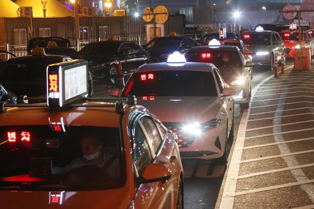 서울 시내 개인택시 부제가 전면 해제된 지난 10일 오후 서울역 택시 승강장에서 택시들이 승객을 기다리고 있다. 연합뉴스