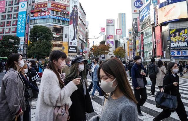 지난 24일 도쿄의 번화가인 시부야에서 많은 시민들이 스크램블 교차로를 건너고 있다. 올해 일본은 소비자물가지수가 3%대를 기록하는 등 30년 만에 첫 물가 상승을 겪고 있다. 도쿄=EPA 연합뉴스