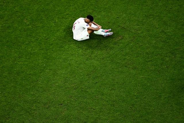 카타르의 수비수 후맘 아흐마드가 29일 카타르 알코르의 알바이트 스타디움에서 열린 2022 카타르 월드컵 조별리그 A조 최종 3차전 네덜란드와의 경기에서 0-2로 완패한 뒤 그라운드에 앉아 침통해하고 있다. AFP 연합뉴스