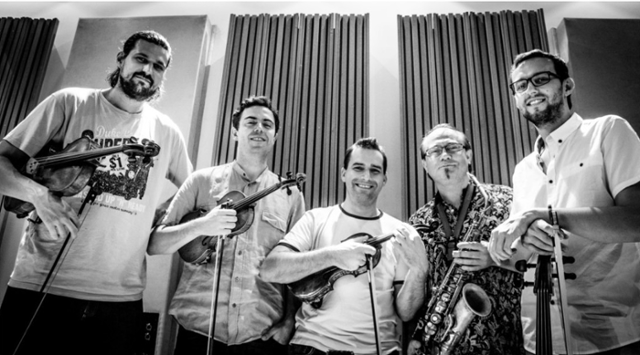 색소폰 연주자 세자리우스 가드지나(오른쪽 두 번째)와 아톰 스트링 쿼텟. 플러스히치 제공