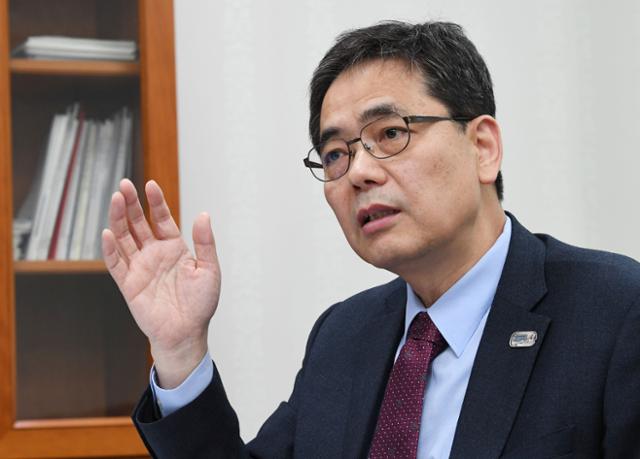 2019년 4월 곽상도 당시 자유한국당 의원이 국회 의원회관 사무실에서 본보와 인터뷰하고 있다. 배우한 기자