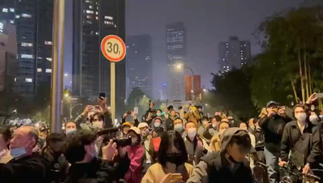 중국 전역에서 '제로 코로나' 반대시위가 일어나는 가운데 쓰촨성 성도 청두에서 벌어진 시위에서는 시민들이 연설 및 언론의 자유를 요구하고 있다. 사진은 로이터 통신이 입수해 27일 공개한 일자 미상의 소셜미디어 동영상 장면을 캡처한 것. 청두=로이터 연합뉴스