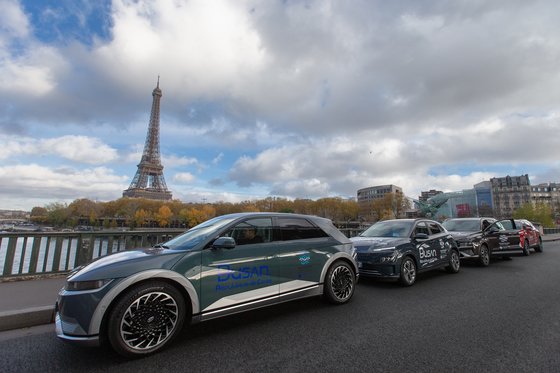 28일(현지시간) 프랑스 파리 비르아켐 다리 위에서 부산엑스포 홍보 ‘래핑’을 한 현대자동차 차량이 ‘2030 부산세계박람회’ 유치를 위한 홍보 활동을 벌이고 있다. 뉴스1