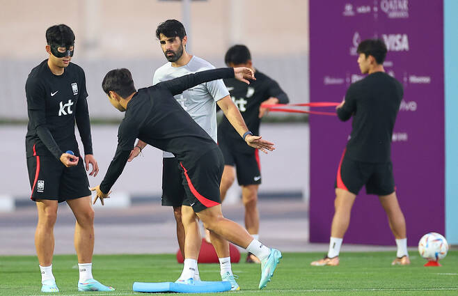 30일(현지시간) 카타르 도하 알에글라 훈련장에서 2022 카타르 월드컵 조별리그 3차전 포르투갈과의 경기를 앞둔 한국 대표팀 손흥민(왼쪽)과 이강인이 밸런싱 훈련을 하고 있다.  도하 | 연합뉴스