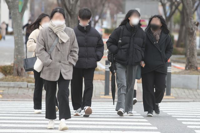 30일 오전 광주 서구 치평동 거리에서 시민들이 두꺼운 옷을 입고 걸어가고 있다. 연합뉴스