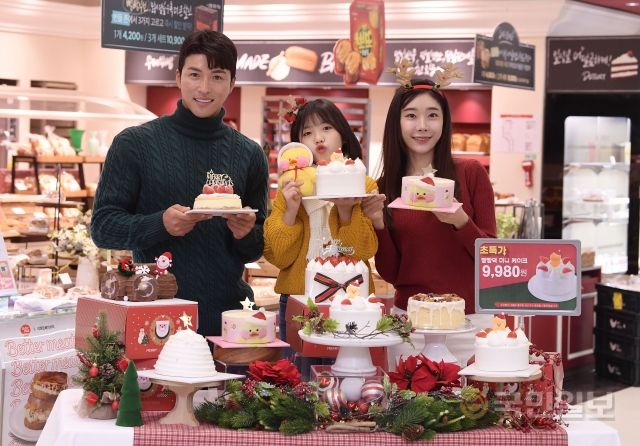 30일 서울 이마트 용산점에서 모델들이 크리스마스 케이크를 선보이고 있다.