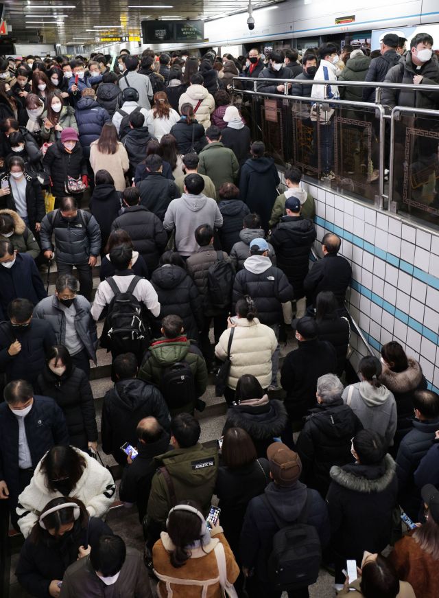 서울교통공사 노동조합이 파업에 돌입한 30일 서울 지하철 4호선 충무로역 승강장에서 승객들이 이동하고 있다. 연합뉴스