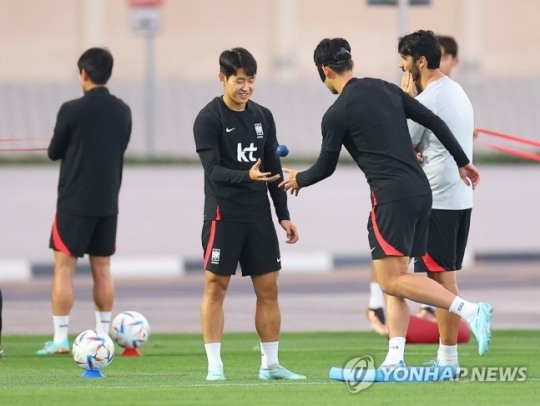 포르투갈과의 경기를 앞둔 한국 대표팀 손흥민(왼쪽)과 이강인이 밸런싱 훈련을 하고 있다. 가운데(흰색 상의)는 필리페 쿠엘류 코치.