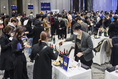 최근 JW메리어트 동대문 스퀘어 서울에서 열린 '2022 보르도 그랑 크뤼 전문인 시음회'에서 참석자들이 와인을 시음해보고 있다. 
 【사진 제공=소펙사코리아】