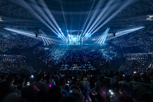 29∼30일 일본 교세라돔 오사카에서 진행되는 ‘2022 마마 어워즈’에는 아시아 각국에서 몰린 한류팬 7만여 명이 모인다. 이들은 한글 가사를 따라부르며 K-팝의 향연을 만끽했다.  CJ ENM 제공