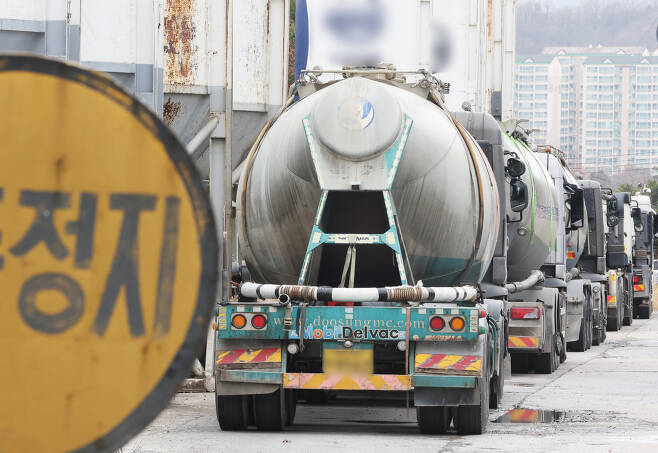 한 시멘트 업체에 시멘트 운송 차량(벌크 시멘트 트레일러·BCT)이 멈춰 서있다. 연합뉴스