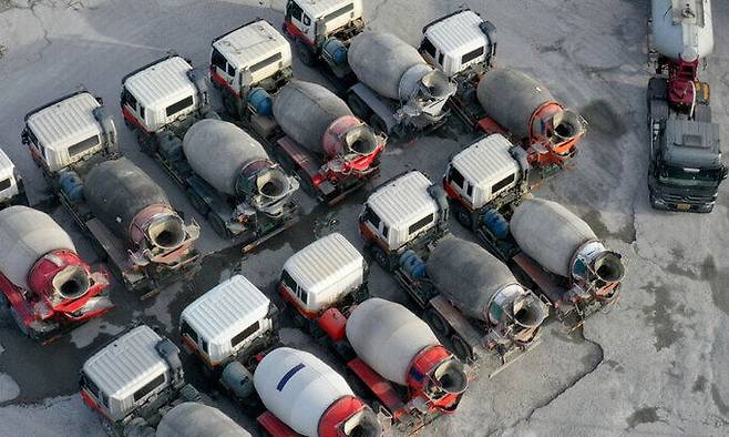 화물연대 총파업 일주일째인 30일 광주 광산구 한 레미콘 업체에 시멘트 수급 차질로 운행을 멈춘 레미콘 차량들이 서 있다. 뉴시스