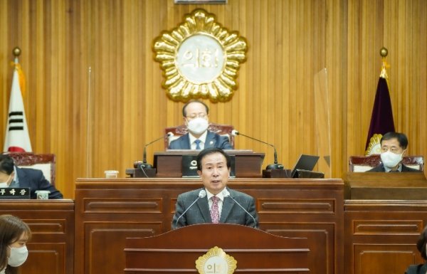 박홍률 목포시장이 30일 제379회 목포시의회 제2차 정례회에서 내년도 예산안 제출과 함께 주요 시정 운영 방향을 발표하고 있다. 사진제공 | 목포시