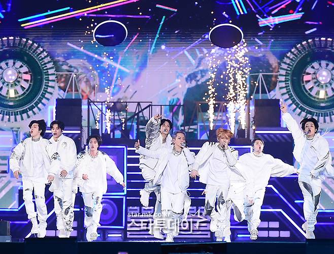 그룹 트레저가 화려한 무대를 선보이고 있다.