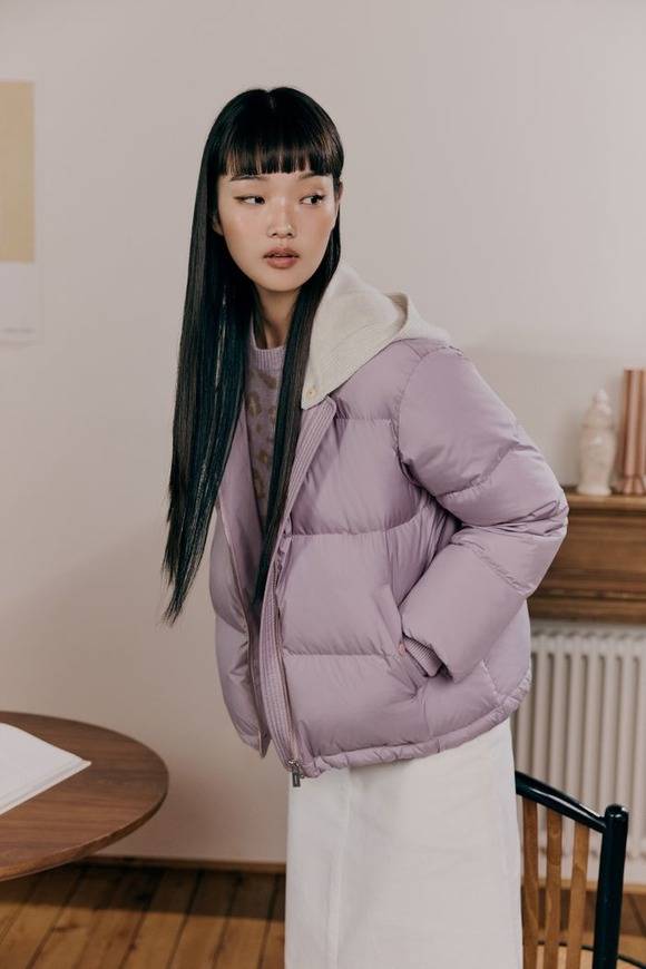 올해 여름부터 패션 트렌드를 선도했던 민소매 상의, 크롭티 등을 활용한 'Y2K룩' 인기가 겨울까지 이어지고 있다. 사진은 빈폴레이디스 22 FW 쇼트 다운. /삼성물산 패션부문 제공