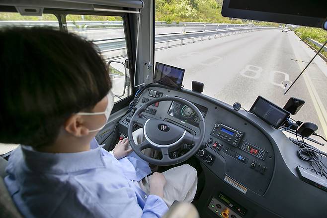 KT는 지난 5월11일 제주와 울산에 구축한 차세대 지능형 교통체계(C-ITS) 실증사업을 발판 삼아 인공지능(AI)·모빌리티 분야 사업 강화에 본격적으로 나선다고 밝혔다. 사진은 울산 C-ITS 시연버스의 자율주행 모습. (KT 제공) 2022.5.11/뉴스1