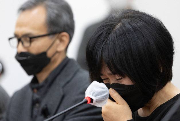 이태원 참사 희생자 유가족이 1일 오후 서울 여의도 국회에서 열린 용산 이태원 참사 진상규명과 재발방지를 위한 국정조사 특별위원회 유가족 간담회에서 눈물을 흘리고 있다. 2022.12.1/뉴스1